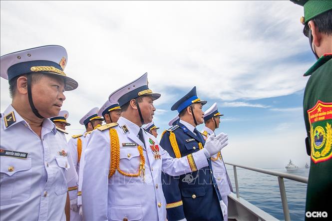 Chuẩn Đô đốc Nguyễn Văn Bách, Phó Tư lệnh, Tham mưu trưởng Hải quân và các đồng chí trong Ban Chỉ đạo kiểm tra các tàu diễu binh. Ảnh: Quân chủng Hải quân/TTXVN phát