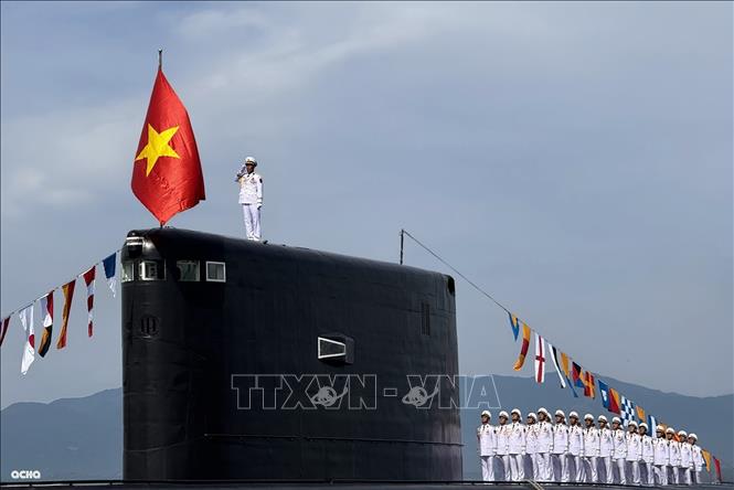 Chào cờ trên tàu ngầm kilo 636. Ảnh: Quân chủng Hải quân/TTXVN phát