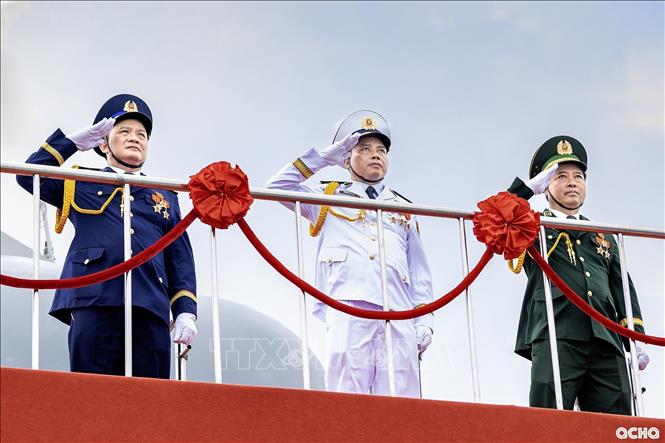 Chuẩn Đô đốc Nguyễn Văn Bách, Phó Tư lệnh, Tham mưu trưởng Hải quân cùng Thủ trưởng Bộ đội Biên phòng và Cảnh sát biển duyệt đội hình tàu diễu binh trên biển. Ảnh: Quân chủng Hải quân/TTXVN phát