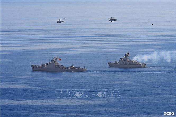 Biên đội trực thăng Ka28 và các biên đội tàu vào vị trí tham gia diễu binh. Ảnh: Quân chủng Hải quân/TTXVN phát