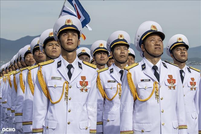 Cùng với thời điểm diễn ra Nghi lễ chào cờ tại Quảng trường Ba Đình, các biên đội tàu, máy bay tham gia diễu binh đã tổ chức chào cờ Tổ quốc trên biển. Ảnh: Quân chủng Hải quân/TTXVN phát
