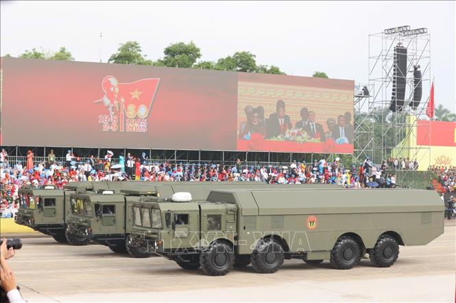 Hệ thống tên lửa bờ Bastion diễu hành qua Lễ đài. Ảnh: Hoàng Hà - TTXVN