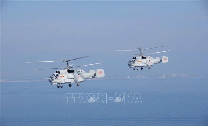 Màn diễu binh của biên đội trực thăng săn ngầm Ka28. Ảnh: Quân chủng Hải quân/TTXVN phát