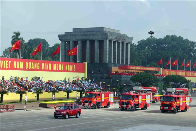 Khối xe Phòng cháy, chữa cháy, cứu nạn, cứu hộ diễu binh trên Quảng trường Ba Đình. Ảnh: Phạm Kiên - TTXVN