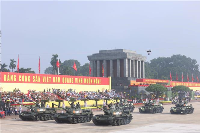 Khối xe tăng T62 và T54B diễu binh trên Quảng trường Ba Đình. Ảnh: Quốc Khánh - TTXVN