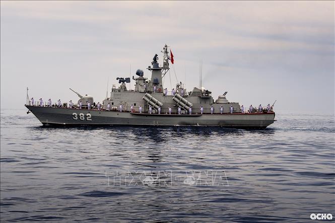 The 1241.8 fast attack missile vessel, nicknamed the “lightning ship,” impressed with its ability to track up to 15 targets at once and take on multiple threats, reinforcing Vietnam’s coastal defence strategy.