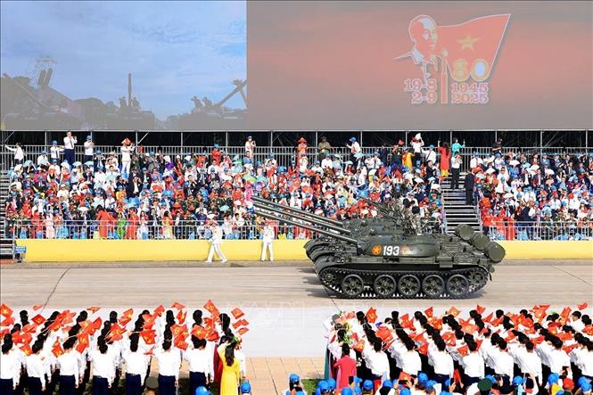 Khối xe tăng T62 diễu binh trên Quảng trường Ba Đình. Ảnh: Tuấn Anh - TTXVN