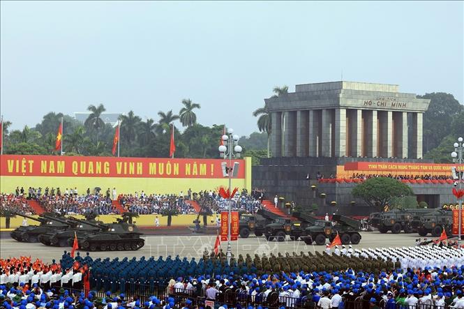 Khối pháo tự hành, tổ hợp pháo phản lực BM-21 và tổ hợp tên lửa đạn đạo Scud-B diễu binh trên Quảng trường Ba Đình. Ảnh: Tuấn Anh - TTXVN