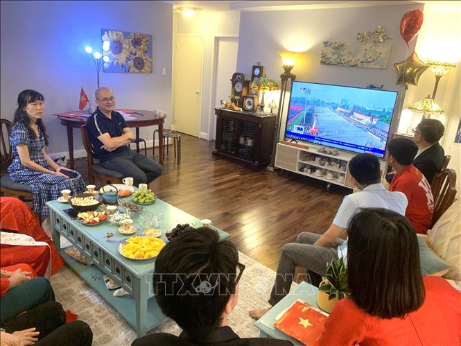 Kiều bào tại Washington (Mỹ) cùng nhau xem truyền hình trực tiếp Lễ kỷ niệm, diễu binh, diễu hành 80 năm Quốc khánh 2/9. Ảnh: Ngọc Quang- PV TTXVN tại Mỹ