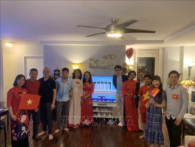 Kiều bào tại Washington (Mỹ) theo dõi truyền hình trực tiếp Lễ kỷ niệm diễu binh, diễu hành 80 năm Quốc khánh 2/9. Ảnh: Ngọc Quang - PV TTXVN tại Mỹ