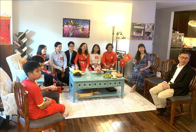 Kiều bào ở Washington (Mỹ) theo dõi truyền hình trực tiếp Lễ kỷ niệm, diễu binh, diễu hành 80 năm Quốc khánh 2/9. Ảnh: Ngọc Quang - PV TTXVN tại Mỹ