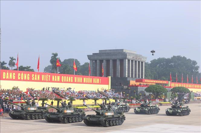 Xe tăng T62 và xe tăng T54B diễu binh trên Quảng trường Ba Đình. Ảnh: Quốc Khánh - TTXVN