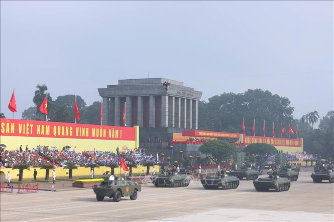 Xe thiết giáp chiến đấu bộ binh lội nước BMP-1, BMP-2 có tính năng chiến đấu hiệu quả cả trên bộ, dưới nước diễu binh trên Quảng trường Ba Đình. Ảnh: Phạm Kiên - TTXVN