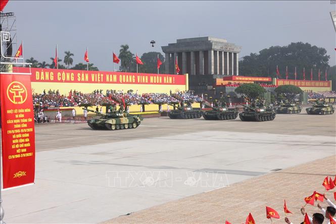 Khối xe Tăng thiết giáp diễu binh trên Quảng trường Ba Đình. Ảnh: Quốc Khánh - TTXVN