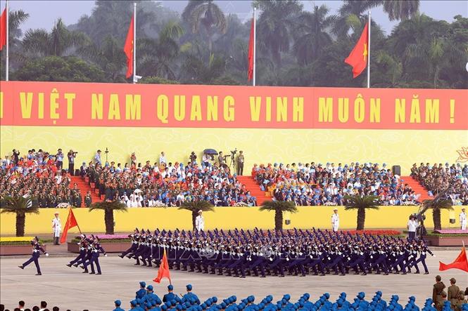Khối sĩ quan Cảnh sát biển diễu qua Lễ đài. Ảnh: Tuấn Anh - TTXVN