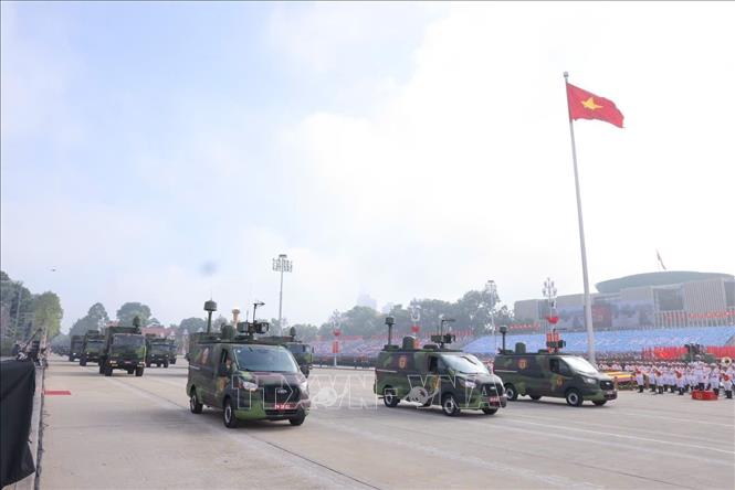 Khối xe tác chiến điện tử do Cục Tác chiến điện tử (Bộ Tổng tham mưu) phối hợp với Tập đoàn Viettel nghiên cứu sản xuất diễu binh trên Quảng trường Ba Đình. Ảnh: Lâm Khánh - TTXVN