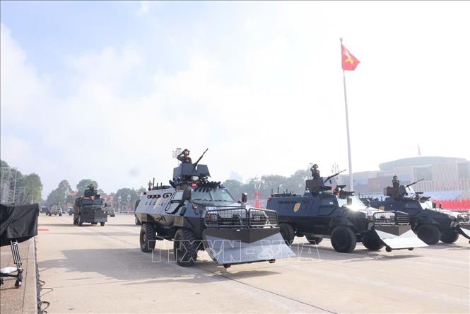 Khối xe tác chiến chống khủng bố của lực lượng Cảnh sát đặc nhiệm diễu binh trên Quảng trường Ba Đình. Ảnh: Lâm Khánh - TTXVN