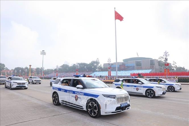 Khối xe chỉ huy giao thông dẫn đoàn diễu binh trên Quảng trường Ba Đình. Ảnh: Lâm Khánh - TTXVN