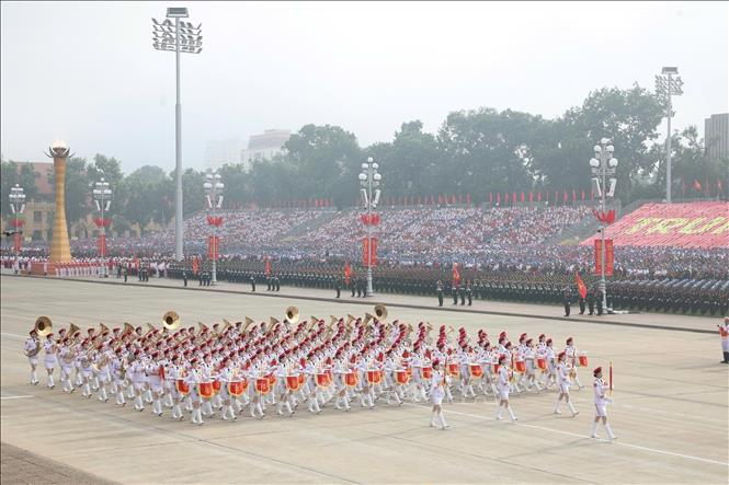 Khối nữ Quân nhạc diễu qua Lễ đài. Ảnh: TTXVN
