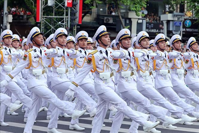 Khối sĩ quan Hải quân diễu hành trên đường phố Hà Nội. Ảnh: Công Đạt - TTXVN