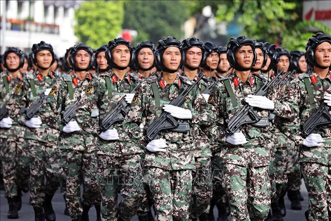 Khối chiến sĩ Đặc nhiệm dù diễu hành trên đường phố. Ảnh: Công Đạt - TTXVN