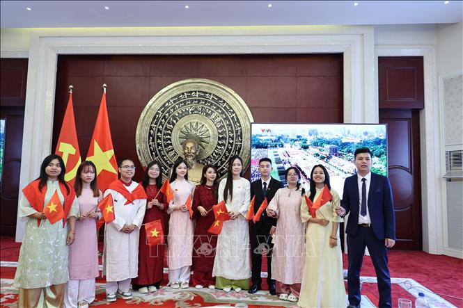Lưu học sinh Việt Nam tại Trung Quốc phấn khởi đón Tết Độc lập. Ảnh: Hải Yến Phóng viên TTXVN tại Trung Quốc
