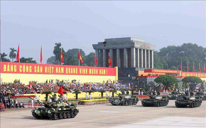 Khối xe tăng T54B và T55 diễu binh trên Quảng trường Ba Đình. Ảnh: Quốc Khánh-TTXVN