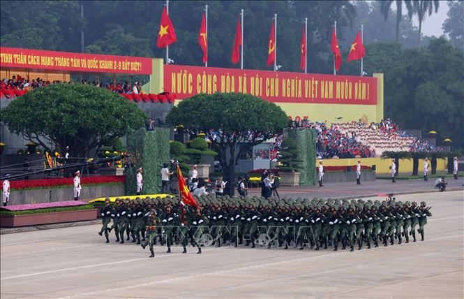 Khối chiến sĩ Tác chiến điện tử diễu qua Lễ đài. Ảnh: Quốc Khánh - TTXVN