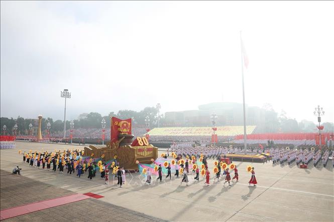 Xe mô hình biểu tượng 80 năm Ngày Cách mạng tháng Tám và Quốc khánh nước CHXHCN Việt Nam. Ảnh: TTXVN
