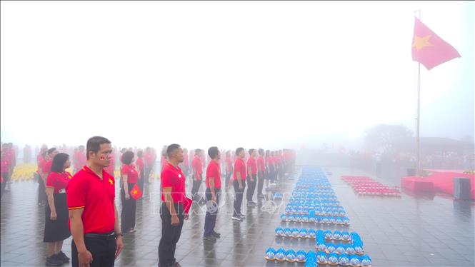 Du khách cùng hướng về tổ quốc với lòng tự hào trong ngày hội lớn của dân tộc. Ảnh: Minh Phú - TTXVN
