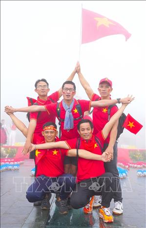 Du khách thích thú khi được tận hưởng không khí kỷ niệm 80 năm Cách mạng tháng Tám thành công và Quốc khánh 2/9 trên đỉnh núi Bà Đen. Ảnh: Minh Phú – TTXVN