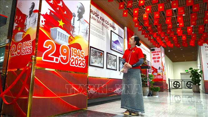 Cờ đỏ sao vàng phủ kín đỉnh núi Bà Đen nhân kỷ niệm 80 năm Cách mạng tháng Tám thành công và Quốc khánh 2/9. Ảnh: Minh Phú – TTXVN
