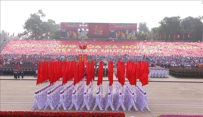 Khối Hồng kỳ diễu qua Lễ đài. Ảnh: Văn Điệp - TTXVN