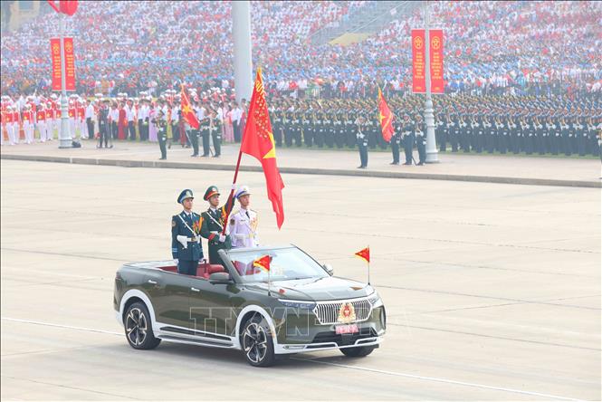 Xe Tổ Quân kỳ toàn quân. Ảnh: Phương Hoa - TTXVN