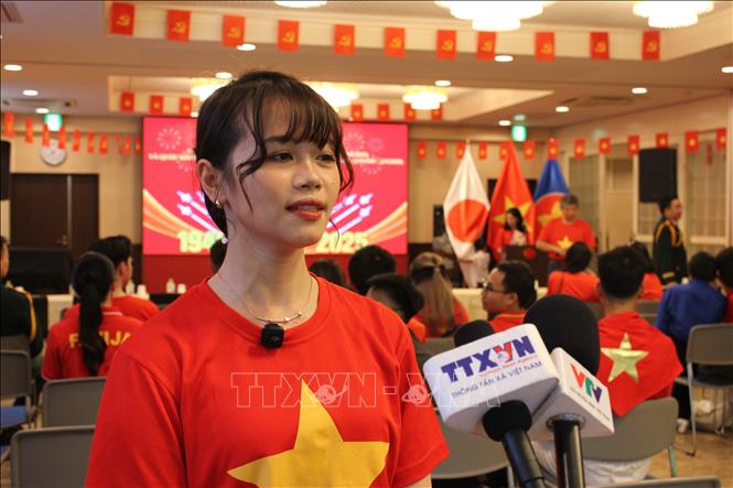 Chị Nguyễn Thị Hồng Uyên, nhân viên một công ty IT tại Nhật Bản chia sẻ cảm nghĩ về ngày lễ trọng đại của đất nước. Ảnh: Phạm Tuân/pv TTXVN tại Nhật Bản