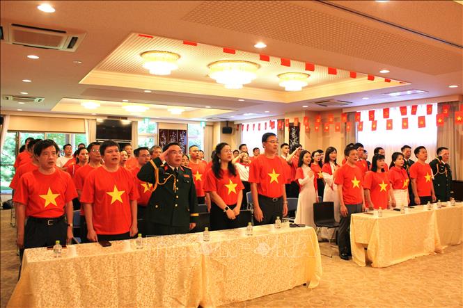 Lễ chào cờ được cử hành trọng thể tại Đại sứ quán Việt Nam tại Nhật Bản. Ảnh: Phạm Tuân/pv TTXVN tại Nhật Bản.