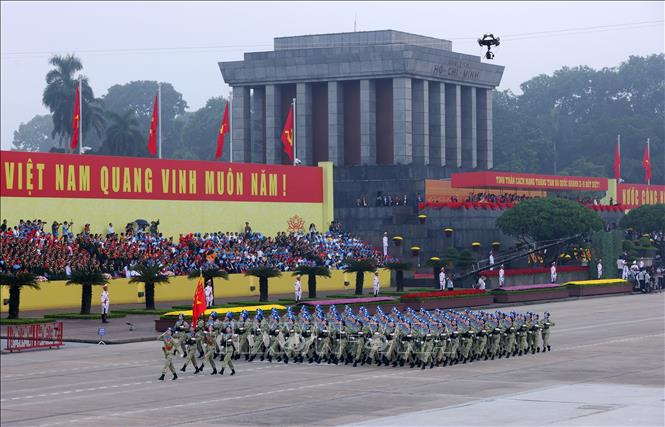 Khối nữ Gìn giữ hòa bình Việt Nam diễu qua Lễ đài. Ảnh: Quốc Khánh - TTXVN