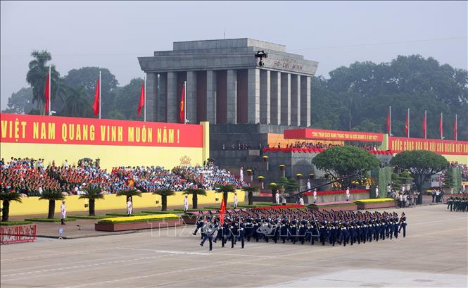 Khối sĩ quan Cảnh sát biển diễu qua Lễ đài. Ảnh: Phạm Kiên - TTXVN