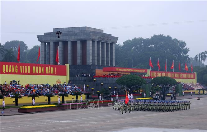 Khối nữ Gìn giữ hòa bình Việt Nam diễu qua Lễ đài. Ảnh: Phạm Kiên - TTXVN