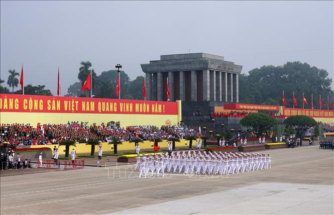 Khối sĩ quan Hải quân diễu qua Lễ đài. Ảnh: Phạm Kiên - TTXVN