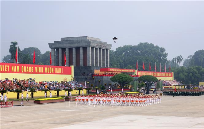Khối nữ Quân nhạc diễu qua Lễ đài. Ảnh: Phạm Kiên - TTXVN