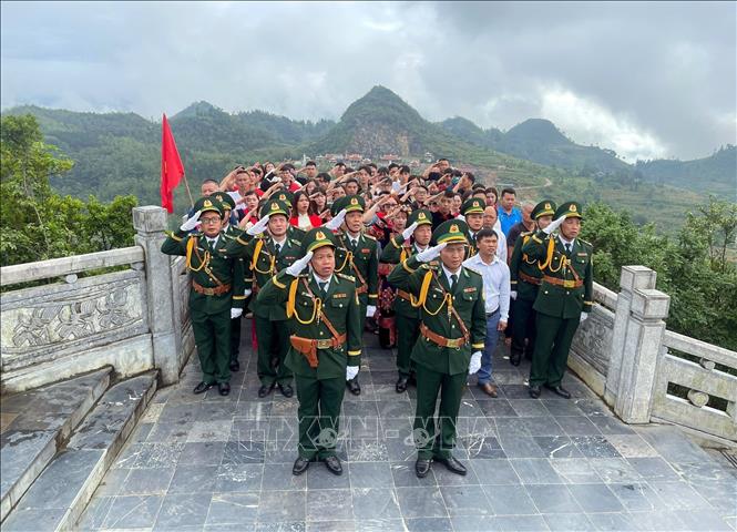 The flag-raising ceremony on Lung Cu Flag Tower in the northern province of Tuyen Quang. VNA/Photo by courtesy