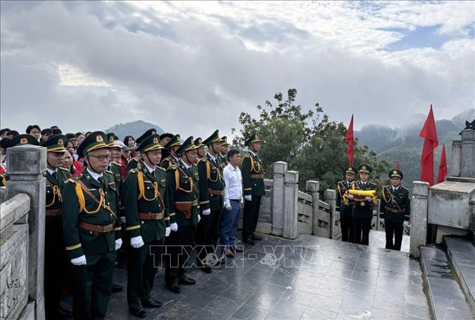 The flag-raising ceremony on Lung Cu Flag Tower in the northern province of Tuyen Quang. VNA/Photo by courtesy