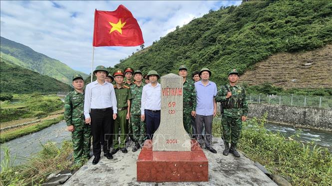 The flag-salute ceremony at border landmark 69 in Si Lo Lau commune of the northern province of Lai Chau. VNA/Photo by courtesy