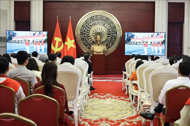Cán bộ, nhân viên Đại sứ quán và cộng đồng người Việt tại Trung Quốc theo dõi Lễ diễu binh, diễu hành kỷ niệm 80 năm Cách mạng Tháng Tám và Quốc khánh 2/9 qua màn hình nhỏ. Ảnh: Hải Yến Phóng viên TTXVN tại Trung Quốc
