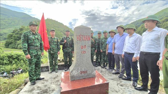 The flag-salute ceremony at border landmark 69 in Si Lo Lau commune of the northern province of Lai Chau. VNA/Photo by courtesy
