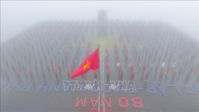 The flag-raising ceremony on the 986m peak of Ba Den Mountain in southern Tay Ninh province. VNA Photo