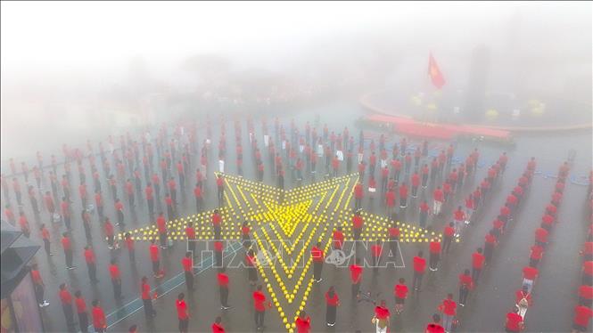 The flag-raising ceremony on the 986m peak of Ba Den Mountain in southern Tay Ninh province. VNA Photo