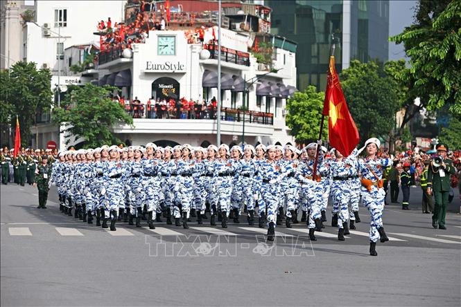 Các khối quân đội diễu hành qua khu vực phố Nguyễn Thái Học - Cửa Nam. Ảnh: Công Đạt - TTXVN