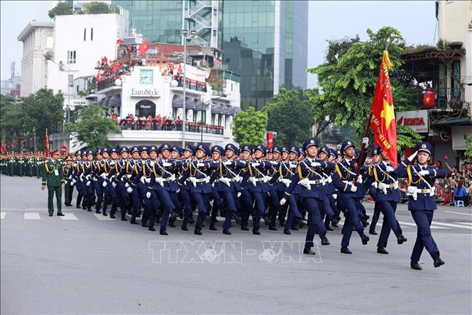 Các khối quân đội diễu hành qua khu vực phố Nguyễn Thái Học - Cửa Nam. Ảnh: Công Đạt - TTXVN